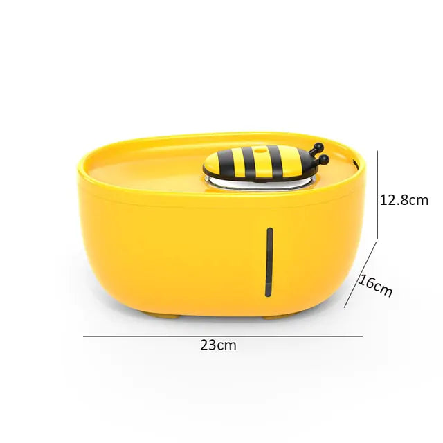 This yellow pet feeder, featuring a bee-shaped lid, offers meal storage and pairs with the Shopinapets Aqua Pet Stream Fountain for optimal hydration. Dimensions: 23 cm x 16 cm x 12.8 cm.