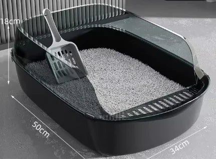 A black cat litter box with a scoop, measuring 50cm x 34cm x 18cm, filled with gray litter and a transparent lid.